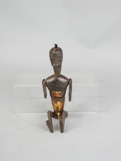 LOMBOK, Indonésie.
Deux statuettes en os...