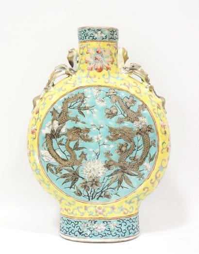 CHINE - Vase gourde en porcelaine à décor...