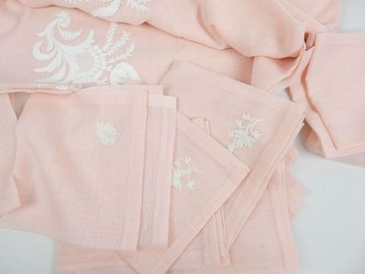 Parure de table en tissu rose comprenant...