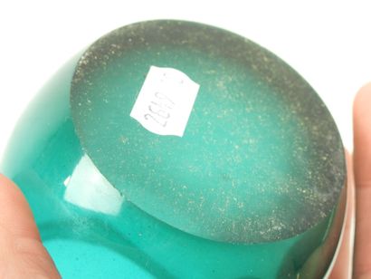 Paire de vases en verre vert bleu à col juponné....