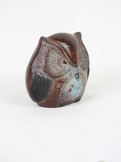 Hibou en métal à patine brune. H. : 9 cm...