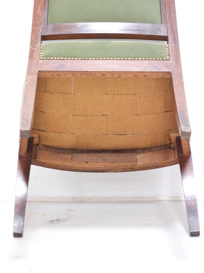 Fauteuil aux accotoirs en tête de dauphin...