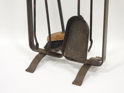 Nécessaire de cheminée en fer forgé comprenant...
