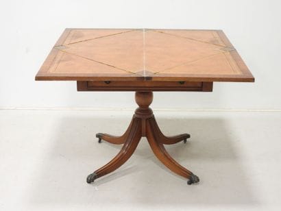 Table à jeu dite mouchoir en bois ouvrant...