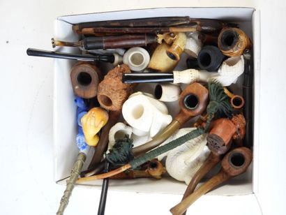 2 CARTONS DE PIPES, BOITES A TABAC ET BRIQUETS...