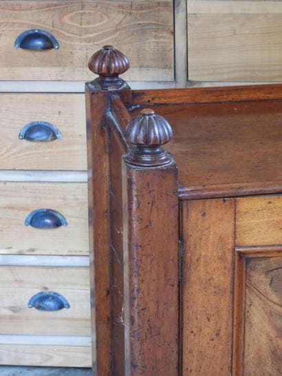 PETIT MEUBLE DE RANGEMENT en noyer sur roulettes....