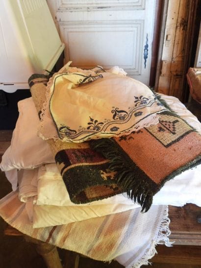 LOT COMPRENANT linge de maison, surtout de...
