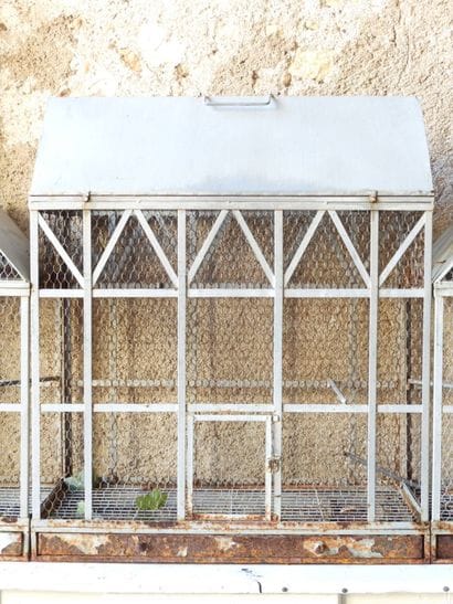 GRANDE CAGE à oiseaux en métal et grillage...