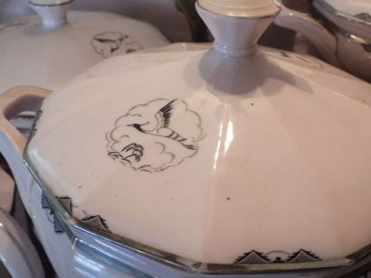 PARTIE DE SERVICE de table en porcelaine...