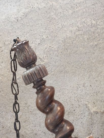 LUSTRE en bois tourné à six bras de lumière....