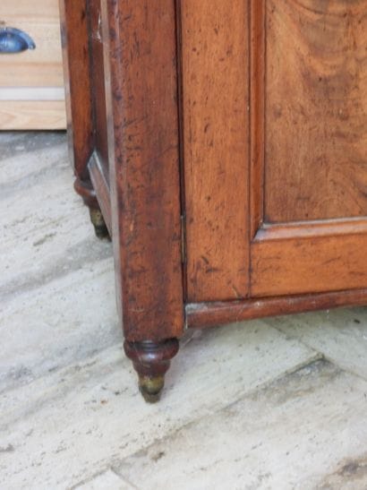 PETIT MEUBLE DE RANGEMENT en noyer sur roulettes....