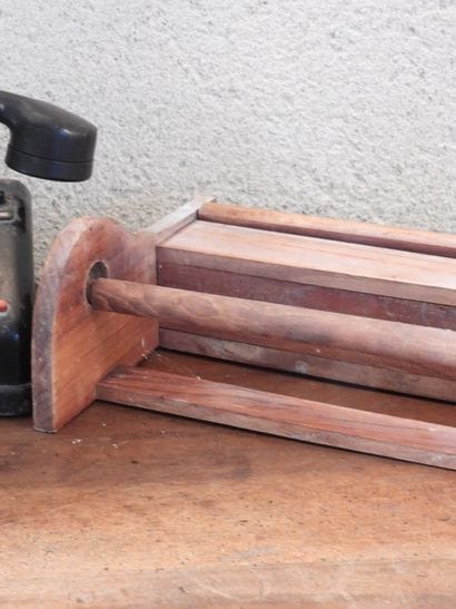 LOT COMPRENANT: téléphone ancien, étagère...