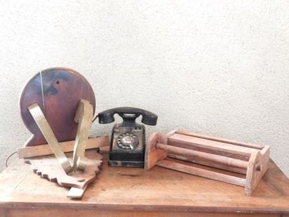 LOT COMPRENANT: téléphone ancien, étagère...