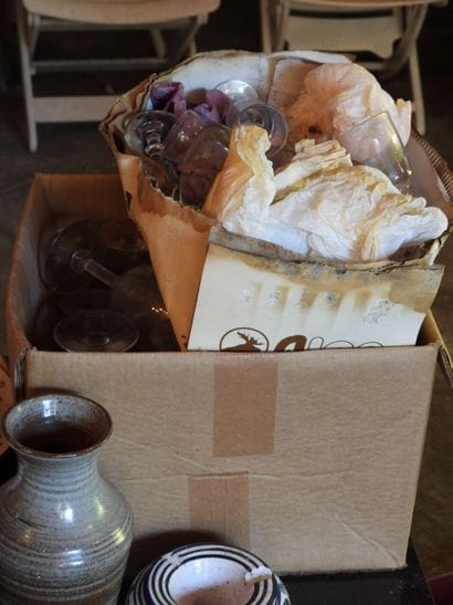 LOT DE BROCANTE comprenant: assiettes, tasses,...