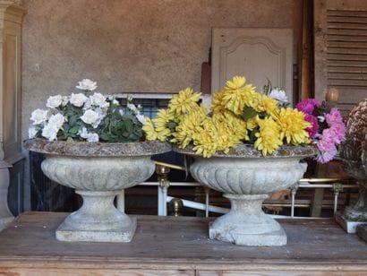 TWO Médicis sinks made of reconstituted stone....