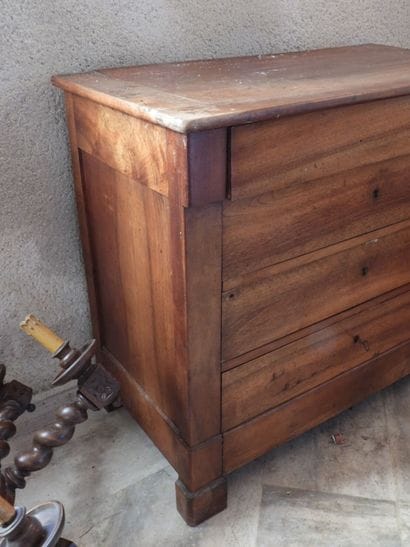 COMMODE en noyer à quatre tiroirs. Époque...
