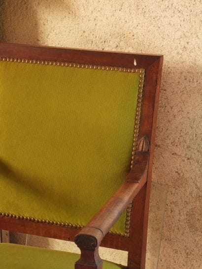 FAUTEUIL en acajou et placage d'acajou, pieds...