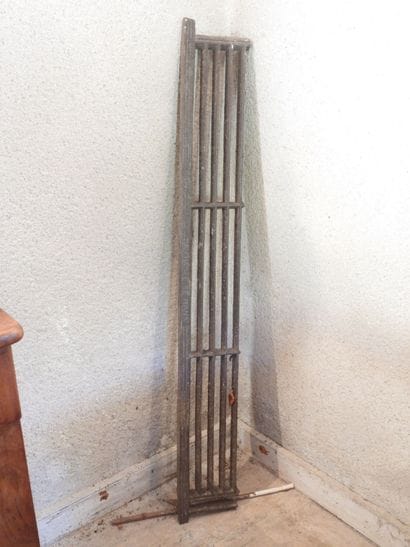 LOT COMPRENANT: téléphone ancien, étagère...