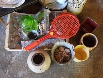 LOT DE BROCANTE comprenant: assiettes, tasses,...
