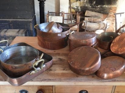 BATTERIE DE CUISINE en cuivre comprenant:...