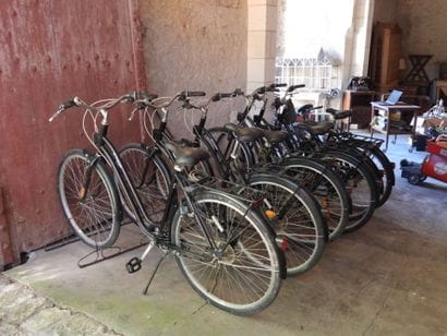 SIX VELOS «Btwin» avec porte-bagages et ...