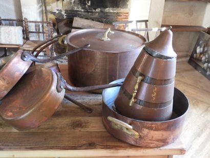 BATTERIE DE CUISINE en cuivre comprenant:...
