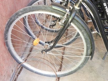 SIX VELOS «Btwin» avec porte-bagages et ...