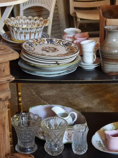 LOT DE BROCANTE comprenant: assiettes, tasses,...