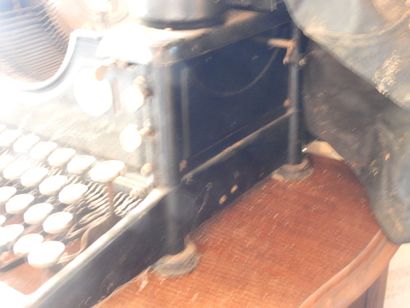 MACHINE A ECRIRE de la marque SP. On y joint...
