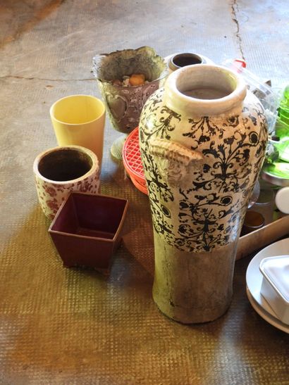 LOT DE BROCANTE comprenant: assiettes, tasses,...