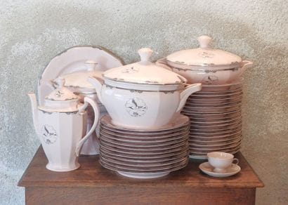 PARTIE DE SERVICE de table en porcelaine...