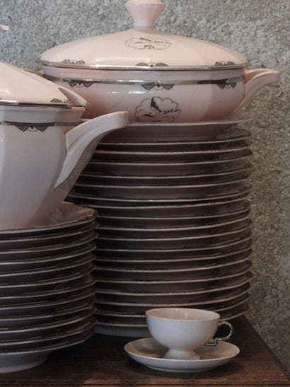 PARTIE DE SERVICE de table en porcelaine...