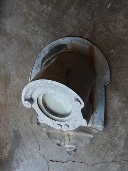 LUCARNE DE TOIT en zinc. 75 x 70 cm.