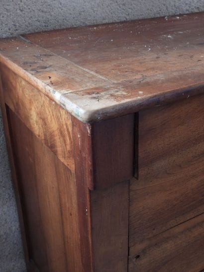 COMMODE en noyer à quatre tiroirs. Époque...