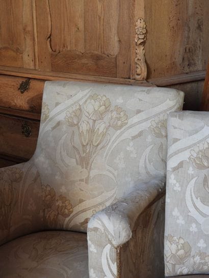 BERGERE ET CHAISE à tissu floral. Usures...