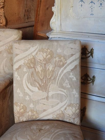 BERGERE ET CHAISE à tissu floral. Usures...