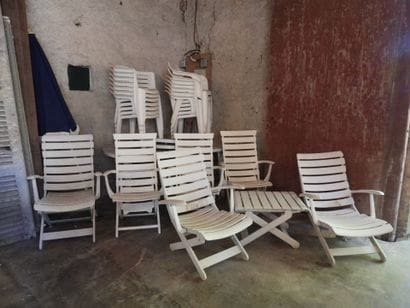 MOBILIER DE JARDIN comprenant 14 fauteuils,...
