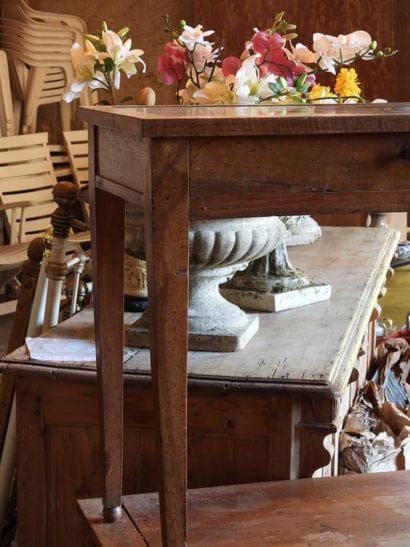 DEUX TABLES à écrire en bois naturel. 69...