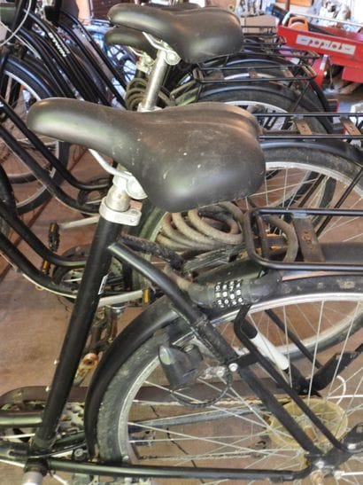 SIX VELOS «Btwin» avec porte-bagages et ...