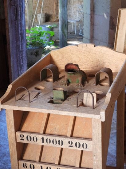 JEU DE LA GRENOUILLE. 89 x 57 x 44 cm.