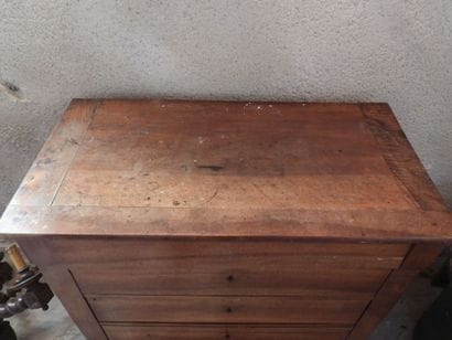 COMMODE en noyer à quatre tiroirs. Époque...