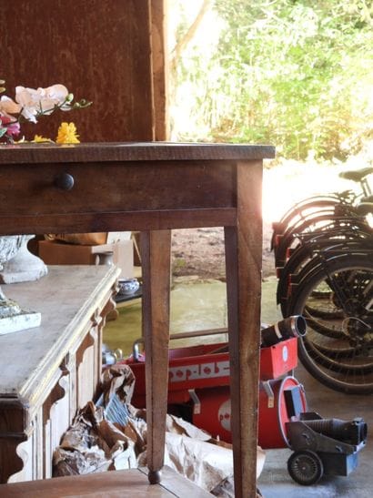 DEUX TABLES à écrire en bois naturel. 69...