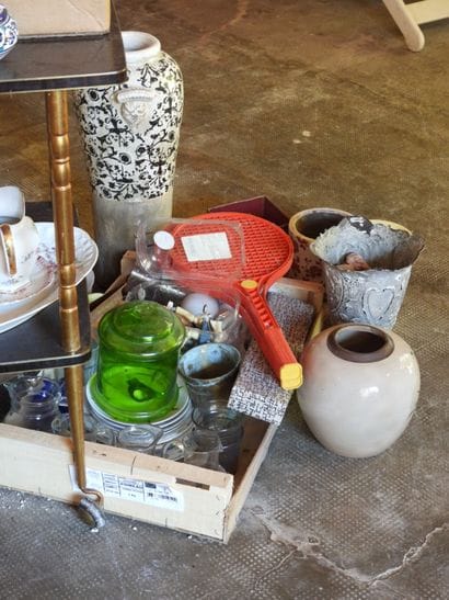 LOT DE BROCANTE comprenant: assiettes, tasses,...