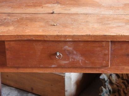 DEUX TABLES à écrire en bois naturel. 69...