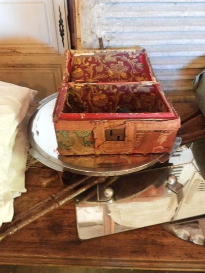 LOT COMPRENANT linge de maison, surtout de...