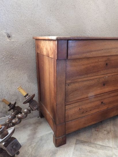 COMMODE en noyer à quatre tiroirs. Époque...