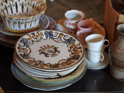 LOT DE BROCANTE comprenant: assiettes, tasses,...