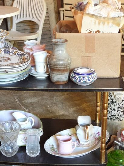 LOT DE BROCANTE comprenant: assiettes, tasses,...