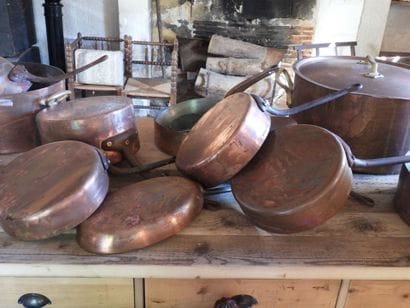 BATTERIE DE CUISINE en cuivre comprenant:...