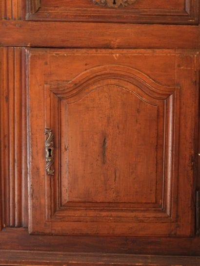 BUFFET BAS en noyer deux portes et deux tiroirs....